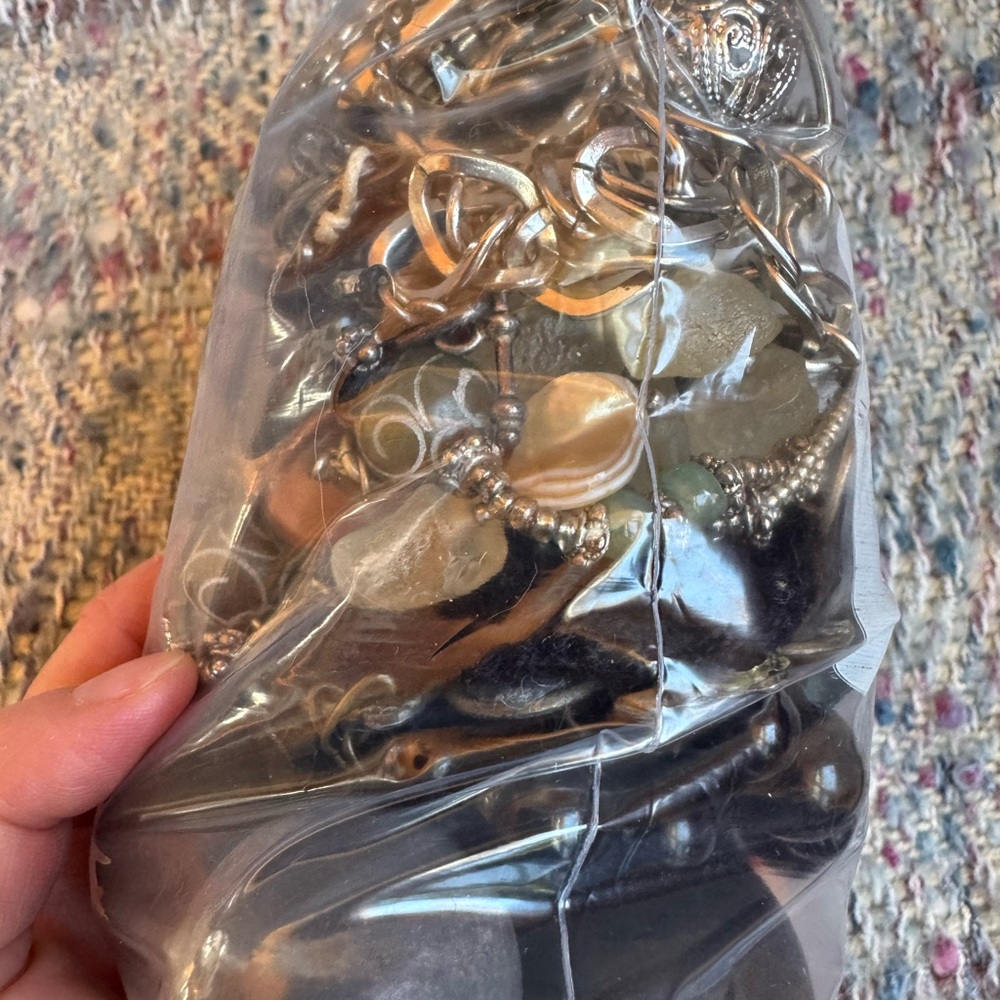 Ziplock bag filled with chunky (mostly) vintage necklaces - Picture 6 of 10